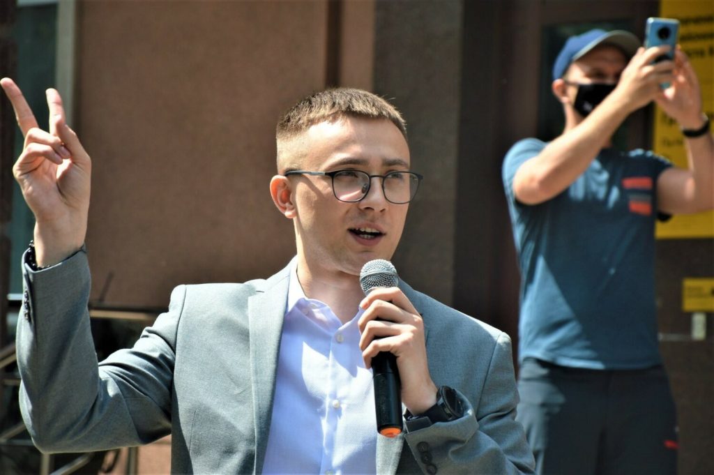 Хто Такий Стерненко: Детальна Біографія та Кар'єра